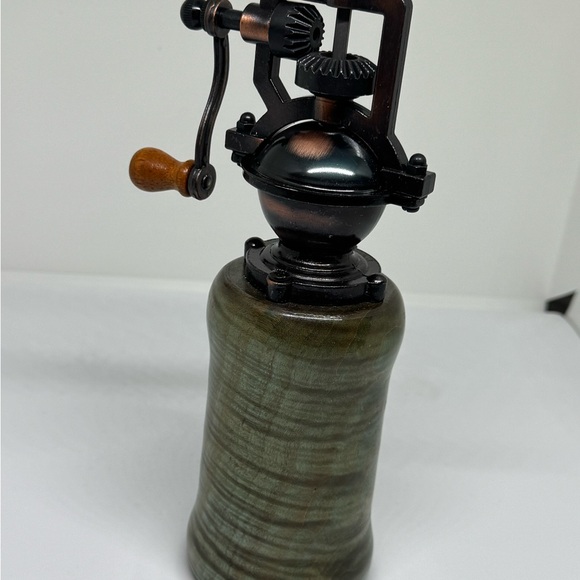 Vintage Style Manual coffee grinder - Picture 3 of 5